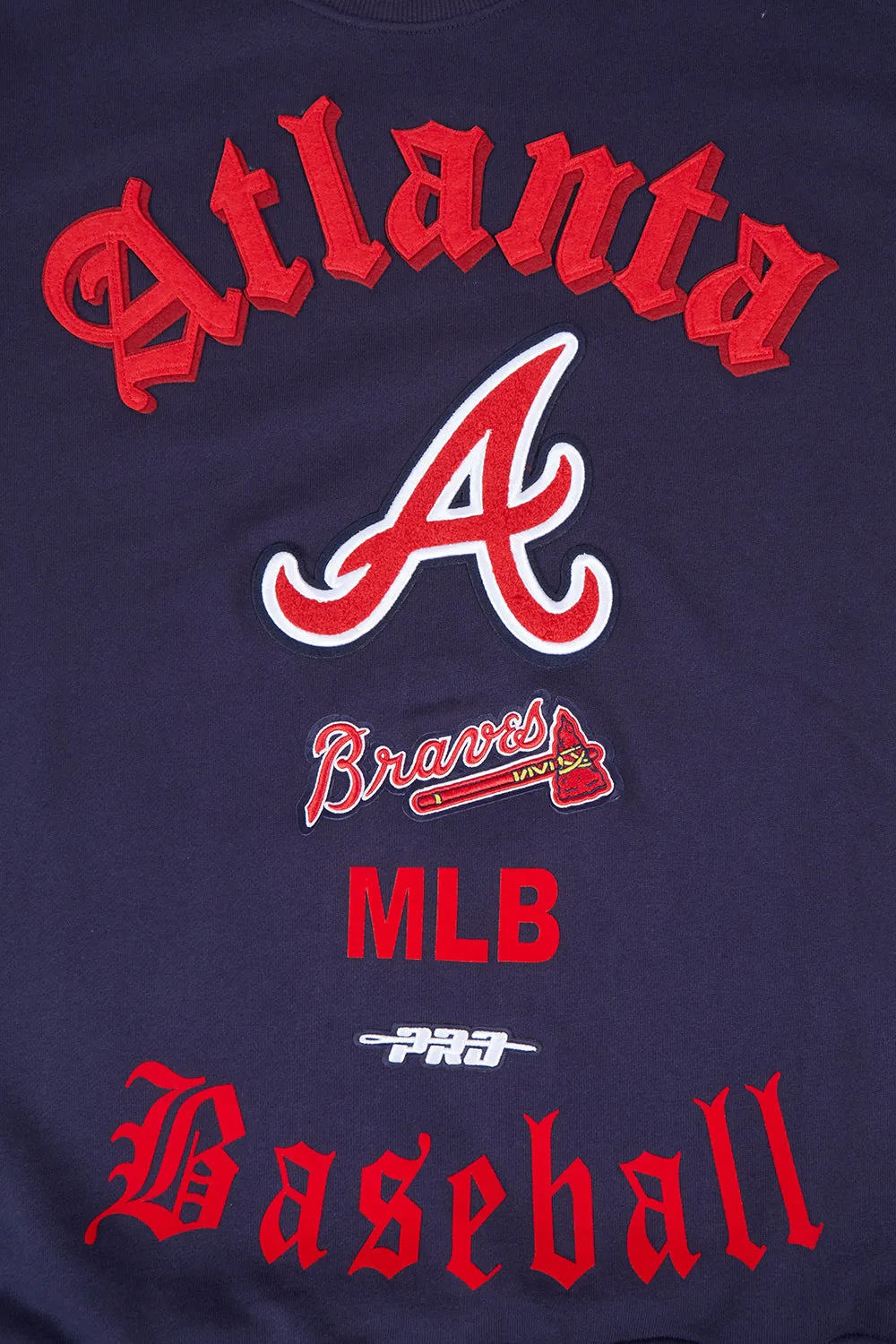 MLB ATLANTA BRAVES OLD ENGLISH MEN'S CREWNECK (MIDNIGHT NAVY)