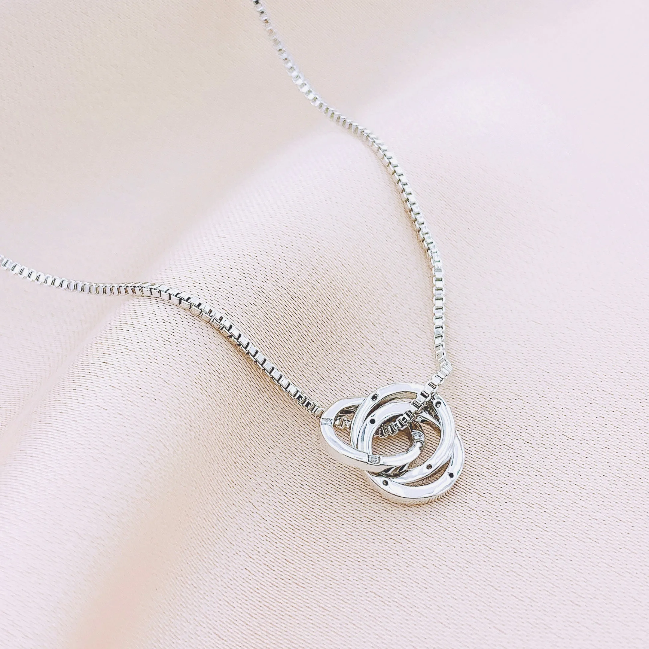 Women's Fashion Interlocked Pendant Necklace